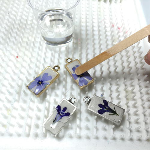 adding+clear+resin+to+pressed+flower+earrings