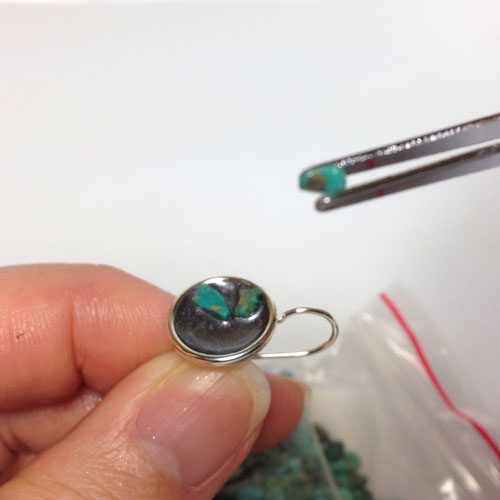 Turquoise+chip+resin+earrings+tutorial+3
